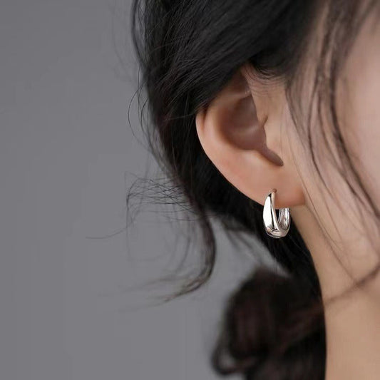 Water drop earrings in a minimalist design